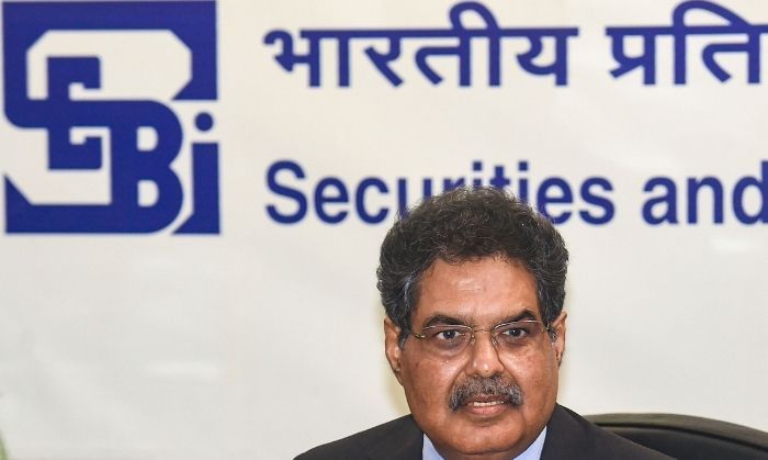 SEBI के चेयरमेन अजय त्यागी के पीछे SEBI का लोगो. (तस्वीर: PTI)
