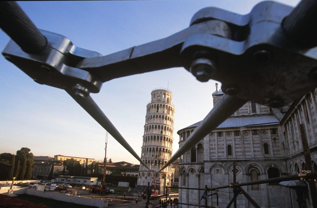 रेनोवेशन के दौरान इसे मज़बूत चेन से बांधकर गिरने से रोका गया था.