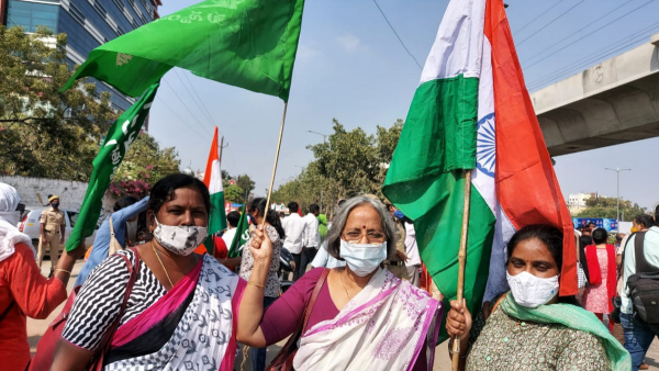 हैदराबाद में रैली करतीं महिला किसान. (फोटो- सीमा कुलकर्णी) Tractor Rally (4)