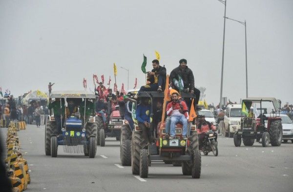 दिल्ली की सीमाओं पर ट्रैक्टर जमा होने लगे हैं. फोटो- PTI Tractor Rally Delhi Border