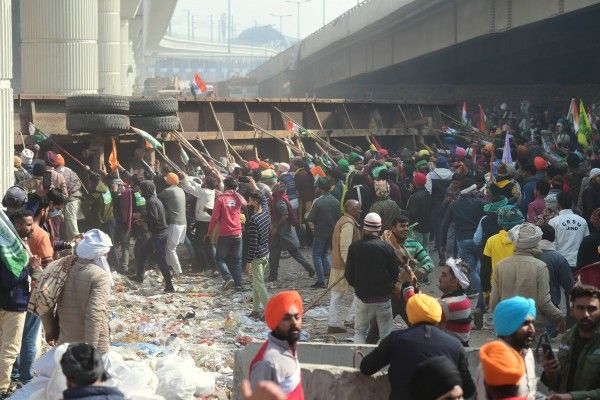 किसानों का उग्र रूप इन तस्वीरों में साफ तौर पर देखा जा सकता है. फोटो- PTI Kisan Gantantra Parade In Delhi