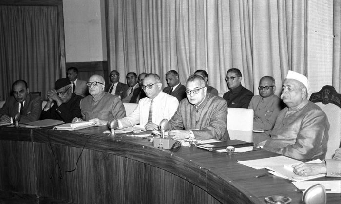 तस्वीर 18 नवंबर, 1957 की है. तत्कालीन वित्त मंत्री श्री, टीटी कृष्णमाचारी वित्त मंत्री सम्मेलन की अध्यक्षता कर रहे हैं. योजना आयोग के अन्य मेंबर्स के साथ तस्वीर में तत्कालीन केंद्रीय गृह मंत्री, पंडित गोविंद बल्लभ पंत भी दिखाई डेक रहे हैं. (तस्वीर: भारत सरकार)