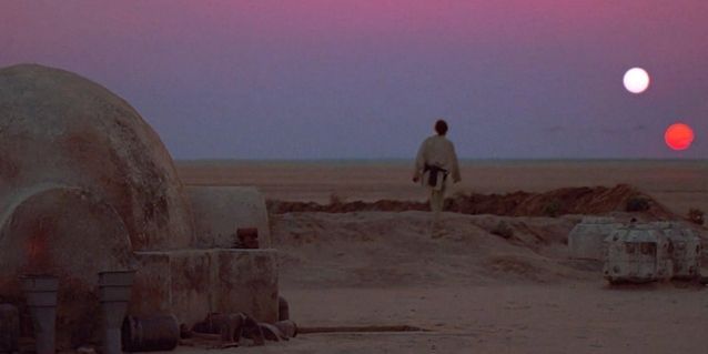 स्टार वॉर्स फिल्म का एक सीन. जब एक ग्रह से आसमान में दो सूर्य दिखते हैं.