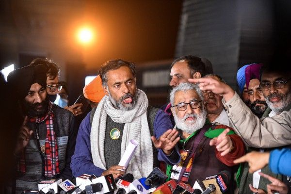 मीडिया से बात करते किसान नेता. फोटो- PTI Yogendra Yadav Swaraj India