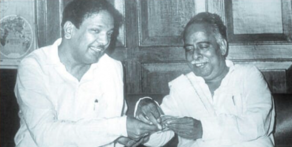 एम करूणानिधि (बाएं) ने अन्नादुरै के निधन के बाद DMK की कमान संभाली.