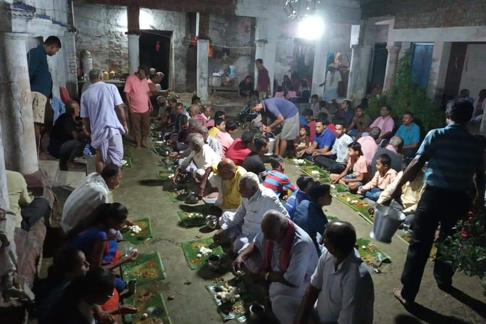 पूर्वांचल से लगाई मिथिला तक, अब भी ऐसे ही पांत पंगत में बैठकर खाते हैं भोज (सांकेतिक तस्वीर)