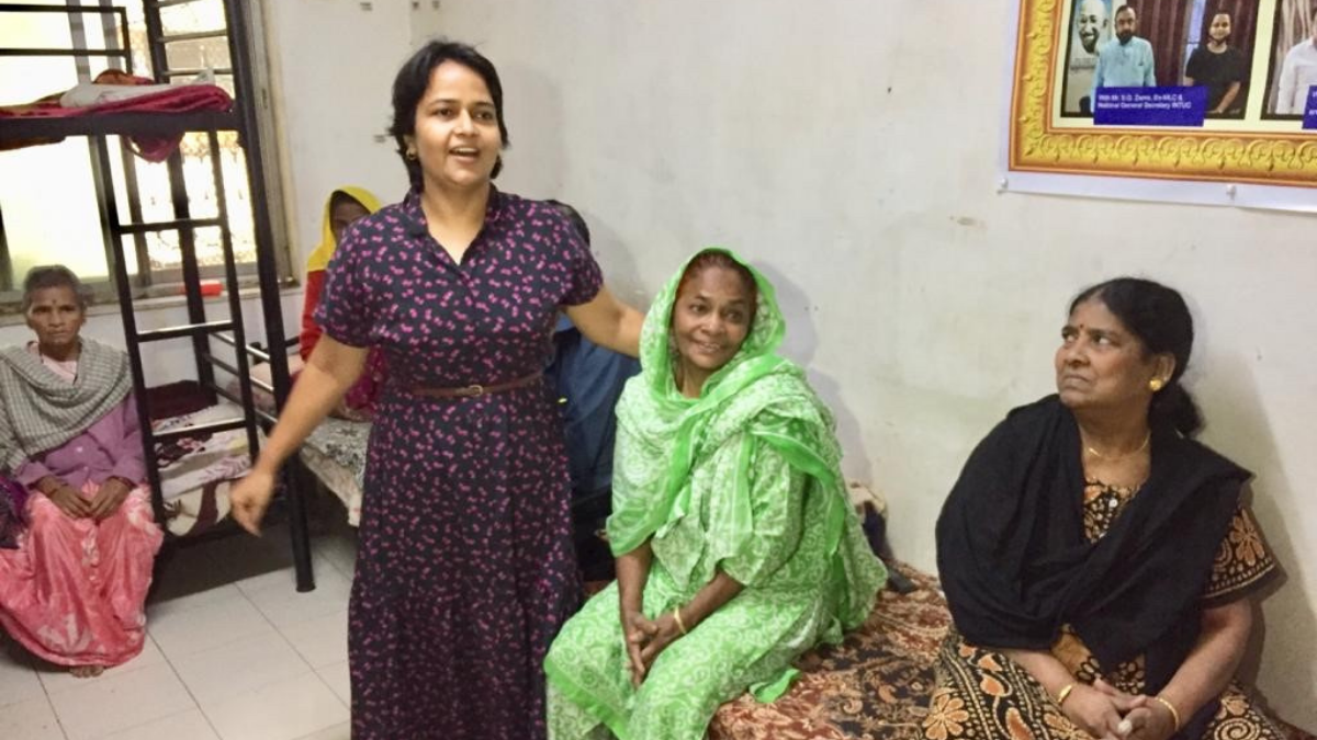 बूढ़ी औरतों के साथ अपने NGO में नाज़ पटेल. वे अवेस्ता फाउंडेशन नाम का NGO चलाती हैं.