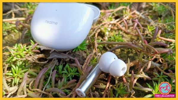 Realme Buds Air 2 की एक-एक इयरबड का वज़न 4.1 ग्राम है. (फ़ोटो: Mohammad Faisal/ The Lallantop) Realme Buds Air 2 Xx