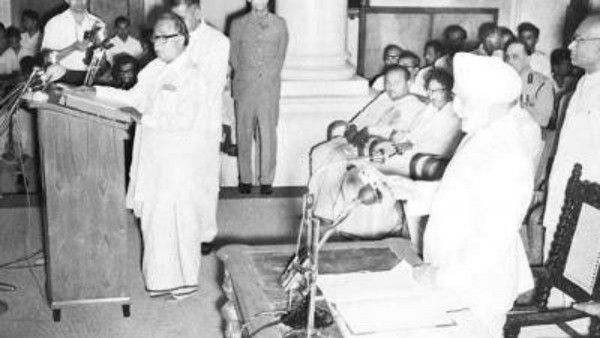 अन्नादुरै को मुख्यमंत्री पद की शपथ दिलाते राज्यपाल सरदार उज्जल सिंह.