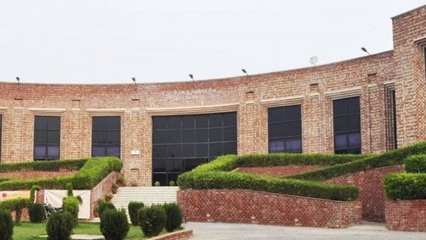 डी एन झा लंबे समय तक JNU में हिस्ट्री के प्रोफेसर रहे.