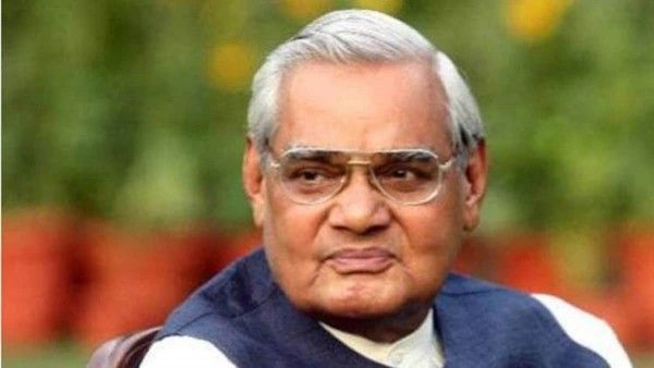 अन्नादुरै को मुख्यमंत्री पद की शपथ दिलाते राज्यपाल सरदार उज्जल सिंह.