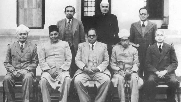 संविधान सभा में बहस के दौरान आंबेडकर (बीच में) ने इस बात पर जोर दिया कि आरक्षण की समयसीमा पर गंभीरता से विचार किया जाए. B R Ambedkar