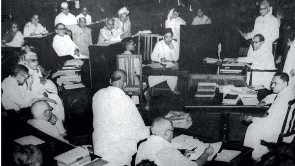 संविधान सभा में डॉ. भीमराव आंबेडर की मौजूदगी में इस बात पर भी गर्मागरम बहस हुई कि नौकरी देने में योग्यता पर क्यों किसी की जाति को तरजीह दी जाए. Constitution Assembly B R Ambedkar