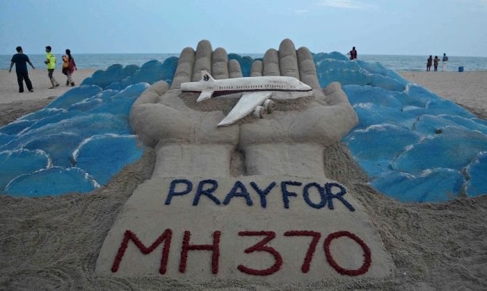 भारत में भी लोग MH370 और उसके यात्रियों की सलामती की दुआ कर रहे थे. (तस्वीर: AFP) 