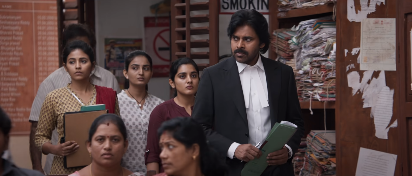 तमाम पावरफुल लोगो के खिलाफ जाकर उन लड़कियों का केस लड़ते सत्य देव उर्फ वकील साब.