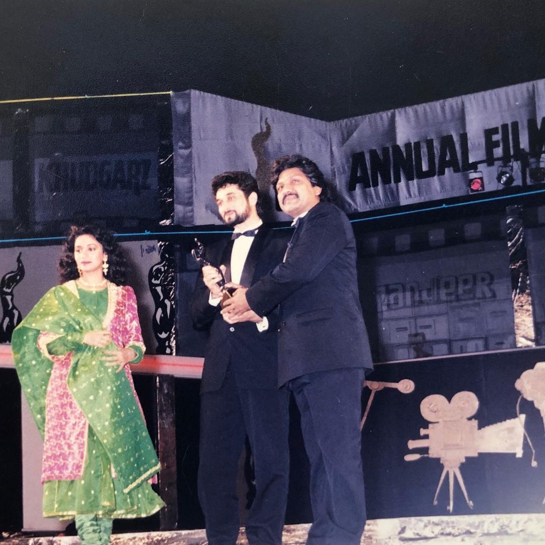 फिल्म 'आशिकी' के लिए मिले अपने पहले फिल्मफेयर अवॉर्ड के साथ नदीम-श्रवण. साथ में हैं माधुरी दीक्षित.