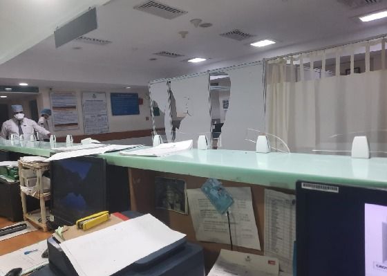 अस्पताल के अंदर की ये तस्वीर सच्चाई बयां कर रही है. 