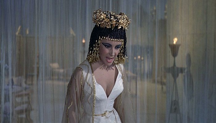 साल 1963 में आई फिल्म Cleopatra में Elizabeth Taylor ने लीड किरदार निभाया था. (यूट्यूब स्क्रीनग्रैब)
