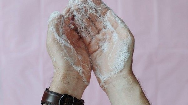 अपने नाज़ुक हाथों को थोड़ा समय दीजिए और पूरे संयम के साथ उसे साफ कीजिए. 