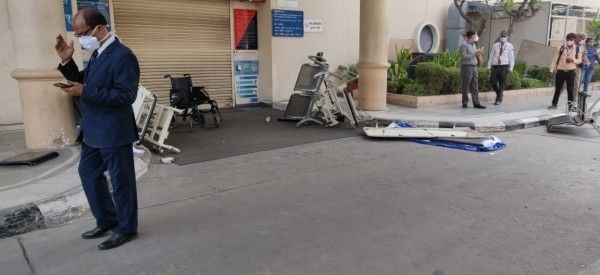 ये तस्वीर अपोलो हॉस्पिटल की है जहां तोड़-फोड़ के बाद चीज़ें बिखरी हुई पड़ी हैं. 