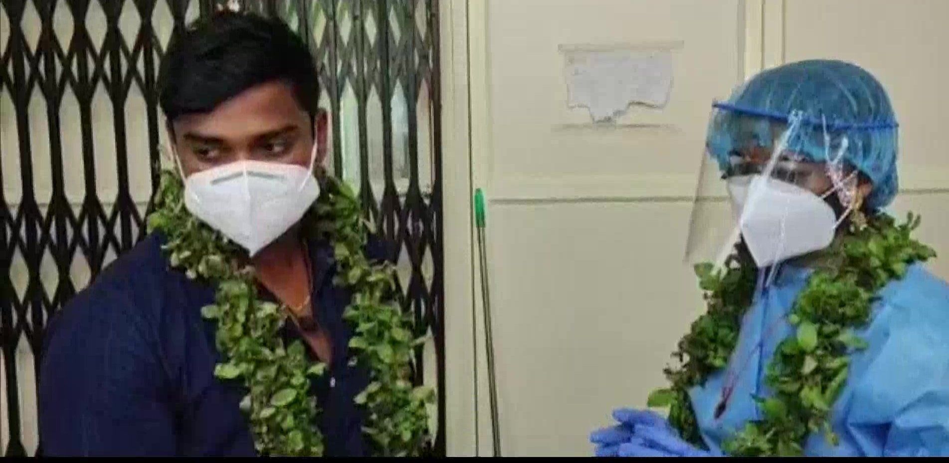 सरथ मन और अभिरामी ने एक दूसरे को फूल मालाएं पहनाईं. (फोटो: ट्विटर)