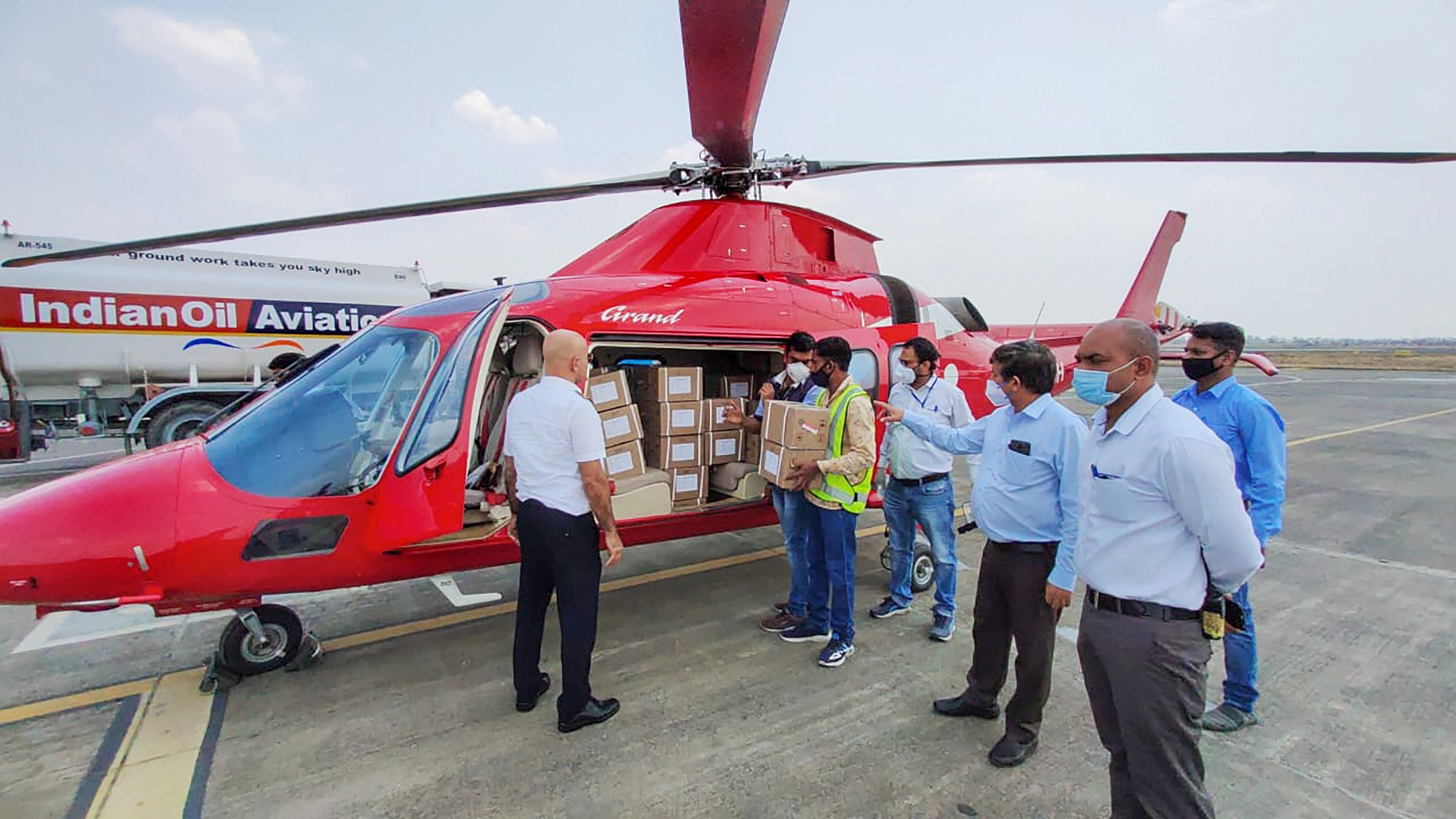 बढ़ी हुई मांग के बाच इंदौर में एक हेलीकॉप्टर में Remdesivir के वायल्स को लोड करते अधिकारी. इन्हें भोपाल पहुंचाया जाना है. फोटो पीटाआई की है.