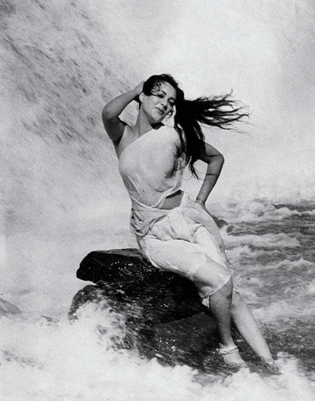 फिल्म 'राम तेरी गंगा मैली' के झरने वाले सेमी-न्यूड सीन में मंदाकिनी.