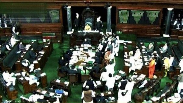 यह लोकसभा में उस दिन के हंगामें की तस्वीर है जिस दिन प्रमोशन में आरक्षण का विधेयक कार्मिक मंत्री वी नारायणसामी के हाथ से छीनकर फाड़ा गया था.