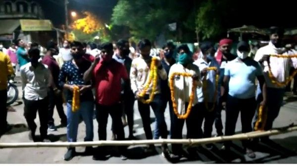 ये सभी अपने नए प्रधान की जीत के बाद उन्हें माला पहनाने के लिए खड़े हैं मगर सोशल डिस्टेंसिंग की किसी को कोई परवाह नहीं है. आधे से ज़्यादा लोगों ने मास्क ही नहीं पहने हैं. ये सभी अपने नए प्रधान की जीत के बाद उन्हें माला पहनाने के लिए खड़े हैं मगर सोशल डिस्टेंसिंग की किसी को कोई परवाह नहीं है. आधे से ज़्यादा लोगों ने मास्क ही नहीं पहने हैं.