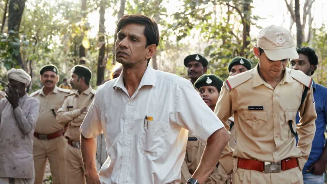 विजय ने एक जूलॉजी कॉलेज प्रोफेसर हसन नूरानी का रोल किया है, जो इस शेरनी को पकड़ने में विद्या की मदद करता है. विजय ने एक जूलॉजी कॉलेज प्रोफेसर हसन नूरानी का रोल किया है, जो इस शेरनी को पकड़ने में विद्या की मदद करता है.