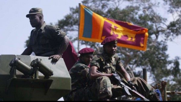 श्रीलंका के झंडे के साथ श्रीलंकन सैनिक. श्रीलंका के झंडे के साथ श्रीलंकन सैनिक.