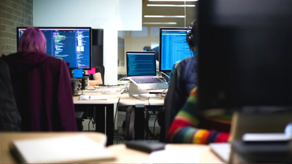 शिकायत का हल होने के बाद लोग फ्लर्ट करने लग जाते हैं. (प्रतीकात्मक तस्वीर) Call Centres (2)