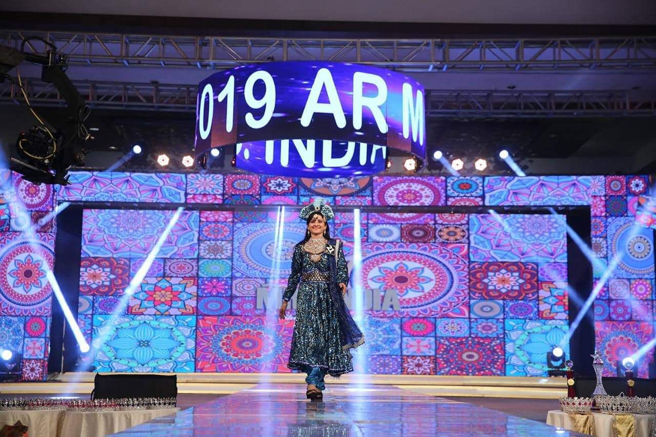 मिसेज इंडिया कॉन्टेस्ट के दौरान रैंप वॉक करतीं Ritu Suhas. 2019 में उन्होंने यह ताज अपने नाम किया था. (फोटो: विशेष प्रबंध) मिसेज इंडिया कॉन्टेस्ट के दौरान रैंप वॉक करतीं Ritu Suhas. 2019 में उन्होंने यह ताज अपने नाम किया था. (फोटो: विशेष प्रबंध)