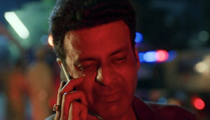 एक कमज़ोर वक़्त में श्रीकांत अपनी पत्नी को फोन भी लगाता है मगर कुछ कहता नहीं.