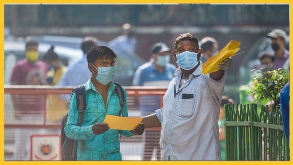 एग्जाम सेंटर के बाहर एक अभ्यर्थी. (सांकेतिक फोटो- PTI)