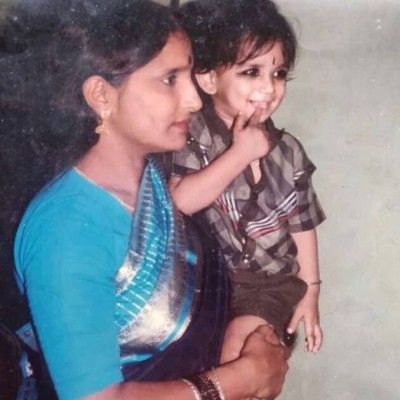 अपनी मां की गोद में नन्हे सुशांत. अपनी मां की गोद में नन्हे सुशांत.