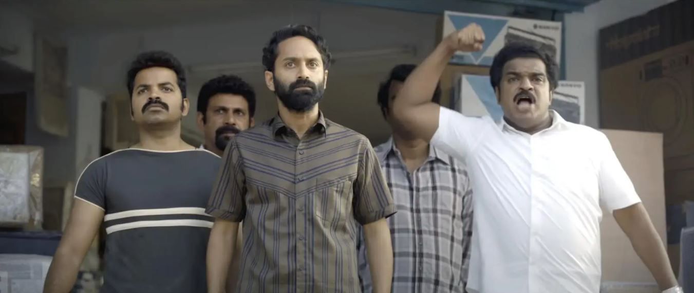 सुलेमान का दोस्त अबू, जिसकी सारी प्लैनिंग-प्लॉटिंग और पॉलिटिक्स के चक्कर में सुलेमान बर्बाद होता है. सफेद कपड़े में नज़र आ रहे दिलीष पोथन ने अबू का रोल किया है. 