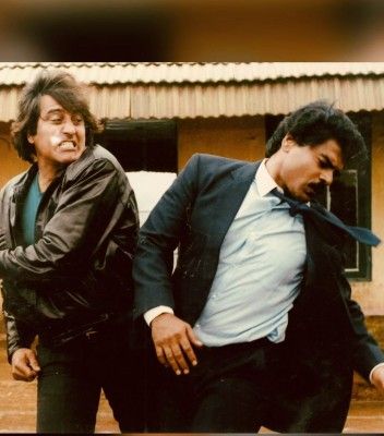 सीन के दौरान विनोद खन्ना से मार खाते शरत सक्सेना.