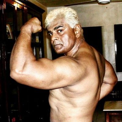 बाइसेप्स का साइज़ दिखाते शरत सक्सेना.(जब ये तस्वीर खींची गई तब 60 साल उम्र थी).