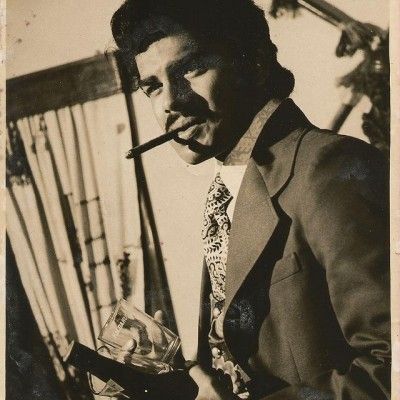 मुंह में स्टाइल में सिगार दबाए शरत सक्सेना.