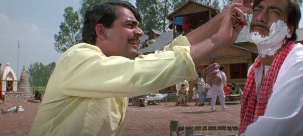 'प्यार तो होना ही था' में सुनील ग्रोवर नाई के रोल में अजय देवगन की दाढ़ी बनाते हुए.