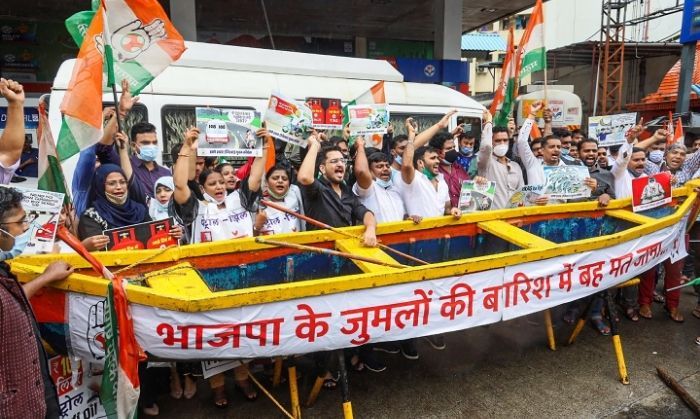 तस्वीर रीसेंट है. 13 जुलाई की. ठाणे की. जहां यूथ कॉन्ग्रेस के कार्यकर्ता बढ़ते पेट्रोल के दामों के ख़िलाफ़ प्रदर्शन कर रहे हैं. (PTI) 