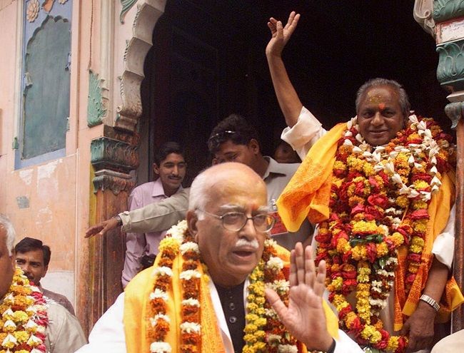 अयोध्या में लाल कृष्ण आडवाणी के साथ कल्याण सिंह की एक पुरानी तस्वीर. (साभार- पीटीआई) Kalyan Singh