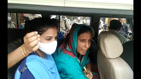 पुलिस की गिरफ्त में जीतेश्वरी देवी. (फोटो- दीपक शर्मा) Panna Royal Family (3)