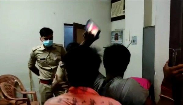 हमले के दौरान दारोगा से मोबाइल छीनता एक व्यक्ति. (स्क्रीनशॉट- आशीष श्रीवास्तव) Whatsapp Image 2021 07 15 At 6.58.13 Pm (1)