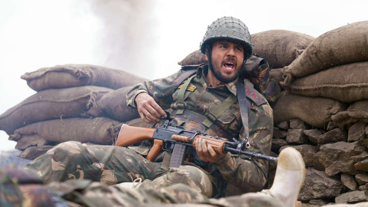 फिल्म 'शेरशाह' में विक्रम बत्रा के किरदार में सिद्धार्थ मल्होत्रा. इस फिल्म को विष्णु वर्धन ने डायरेक्ट किया है. फिल्म 'शेरशाह' में विक्रम बत्रा के किरदार में सिद्धार्थ मल्होत्रा. इस फिल्म को विष्णु वर्धन ने डायरेक्ट किया है.
