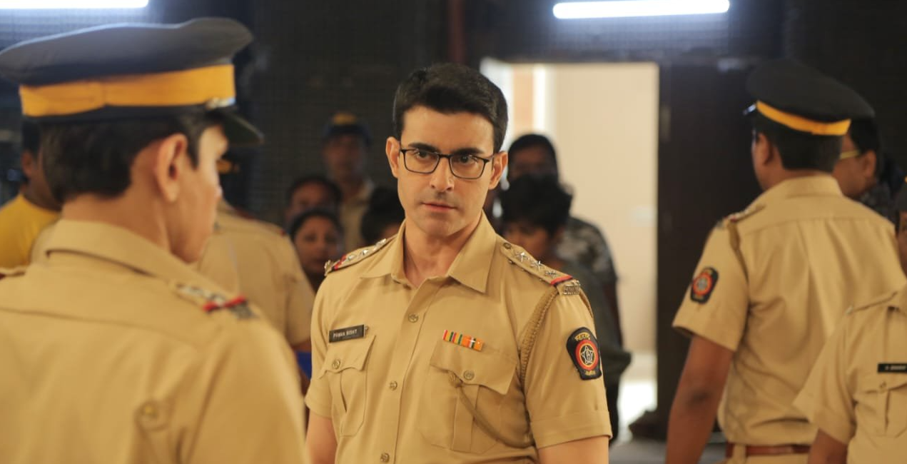 एक्ट्रेस विभा दत्ता के मौत की छानबीन करते इंस्पेक्टर पवन बिष्ट. पवन का रोल 'सरस्वतीचंद्र' फेम एक्टर गौतम रोडे ने किया है. एक्ट्रेस विभा दत्ता के मौत की छानबीन करते इंस्पेक्टर पवन बिष्ट. पवन का रोल 'सरस्वतीचंद्र' फेम एक्टर गौतम रोडे ने किया है.