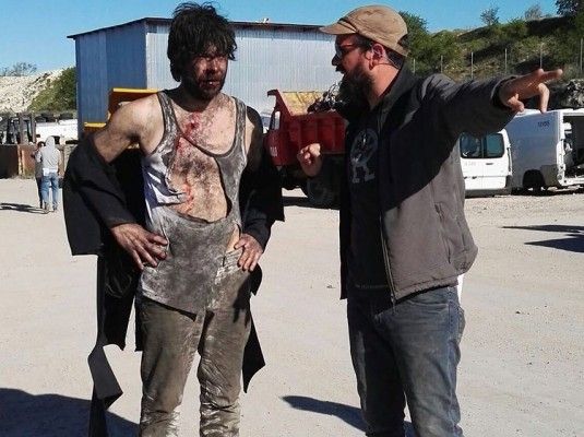 'मनी हाइस्ट' में अलवरो को सीन समझाते डायरेक्शन टीम के लोग.