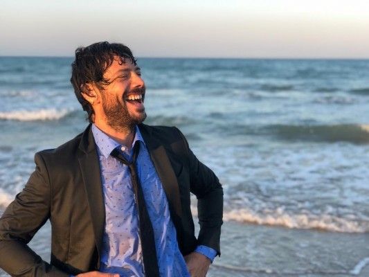 एक लंबे सफ़र के बाद अलवरो की कश्ती को किनारे नसीब हुए.