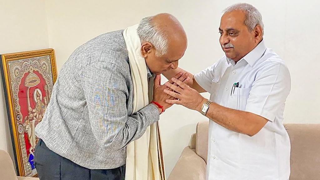 शपथ ग्रहण से पहले भूपेंद्र पटेल ने पार्टी नेता नितिन पटेल से भी मुलाकात की. रूपाणी के इस्तीफे के बाद जिन लोगों के नाम सीएम पद के लिए मीडिया में चल रहे थे, उनमें नितिन पटेल भी थे. (फोटो PTI) Bhupendra Nitin Patel